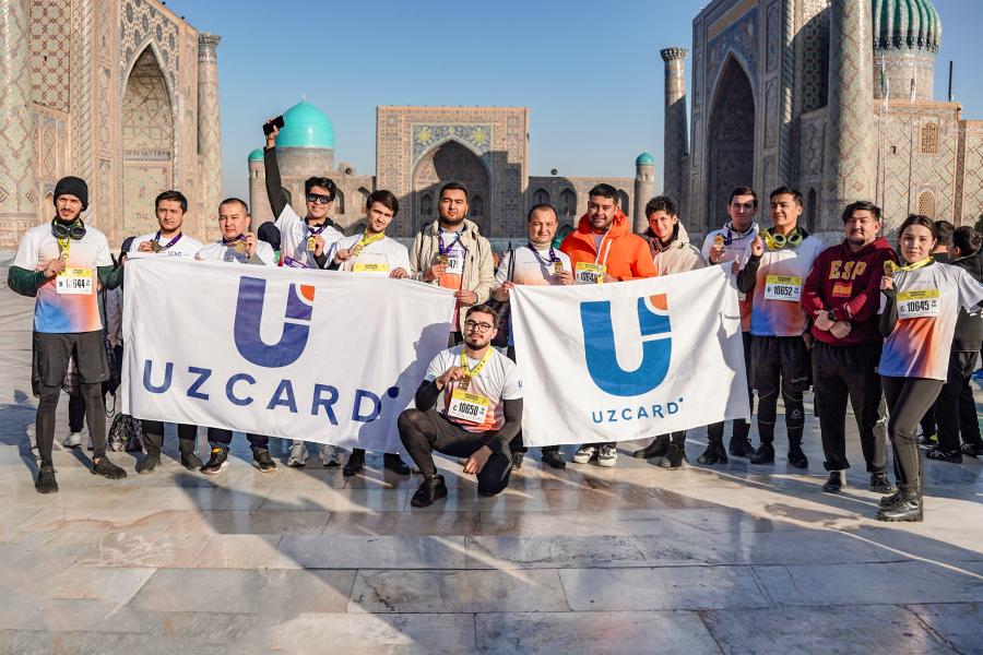 Компания UZCARD вместе с представителями других компаний входящих в управляющую компанию UCMG ERA Btech PLUM ATTO и PlayMobile приняла участие в международном марафоне Samarkand Marathon 2025 которое состоялось с 8 по 9 ноября в Самарканде В общей сложности 80 участников команды выступили на различных дистанциях 2 км 5 км 10 км и 21 км реклама   www gazeta uz ru 2025 11 11 uzcard