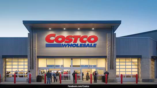 США запретили иранским дипломатам закупаться в Costco без специального разрешения Теперь любое членство и покупки в оптовых сетях приравнены к привилегиям требующим одобрения Госдепа Под запрет попали и покупки предметов роскоши дороже 1 тыс от часов и мехов до ковров сумок сигарет и алкоголя Для машин установлен порог в 60 тыс В списке также электроника духи музыкальные инструменты и предметы искусства пишет abc7NY Власти заявили что иранские дипломаты использовали поездки в США для закупок товаров недоступных у них на родине Ограничения теперь действуют постоянно и касаются всех представителей Ирана при ООН Госдеп объяснил это поддержкой простых иранцев которые живут в условиях кризиса Ранее администрация Трампа отказала в визах председателю Палестинской национальной администрации Махмуду Аббасу и его делегации Похожие меры рассматривают и для дипломатов из Судана Зимбабве и Бразилии Подписывайтесь Телеграм ЧЕРЕДОВ Нью Йорк Youtube канал БЮРО