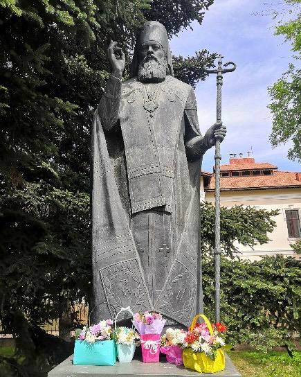 В Симферополе откроют памятник святителю Луке на территории Медицинской академии имени С. И. Георгиевского  Открытие мемориала состоится 29 сентября. Также в академии появится выставка «Святитель Лука: врач, педагог, пастырь», которая рассказывает о жизни святого.