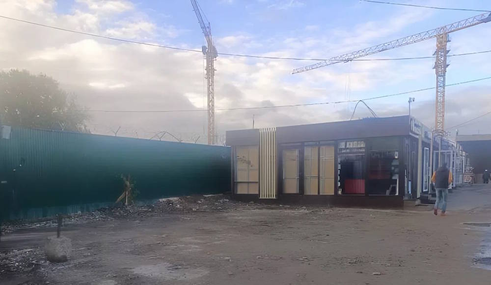 В Перми снесли кафе работавшее около автовокзала Власти Перми через суд заставили владельца здания на ул Революции 68бб провести демонтаж объекта На первом этаже здания работала пекарня на втором кафе Администрация Свердловского района в суде доказала что здание без разрешения на строительство было самовольно реконструировано собственником путем надстройки второго этажа Эксплуатация объекта создавала угрозу жизни и здоровью граждан Арбитражный суд признал здание самовольной постройкой Подписаться на Интересную Пермь