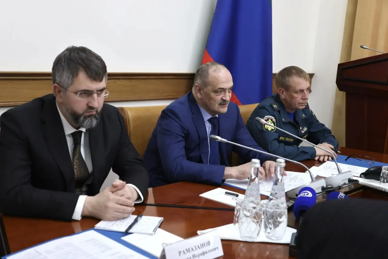На сегодня мы не наблюдаем возможной третьей волны резких изменений погоды в тех масштабах которые фиксировались ранее но локальные очаги сохраняются особенно в горных районах Они связаны со сходом лавин ухудшением паводковой ситуации в ряде населённых пунктов и как следствие с оползневыми явлениями нарушением дорожной сети и коммуникаций Обсудим сегодня как нужно скорректировать нашу работу Сергей Меликов открыл заседание оперштаба по ликвидации последствий ЧС Глава республики поблагодарил заместителя полномочного представителя Президента РФ в СКФО Магомеда Рамазанова и замглавы МЧС России Алексея Кострубицкого которые в эти дни работают в Дагестане и участвуют в заседании