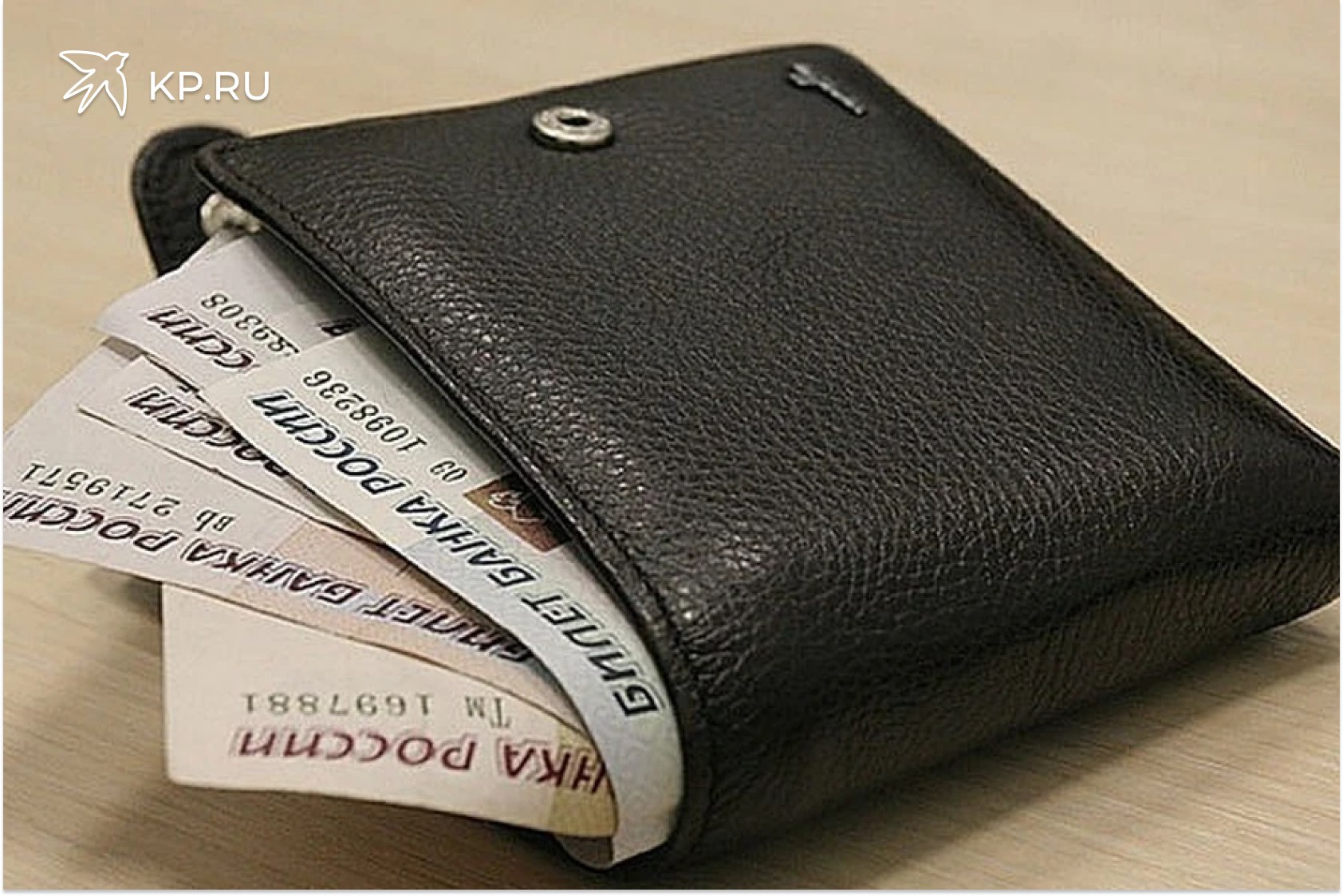 Почти половина воронежцев рассчитывает на тринадцатую зарплату Каждый второй работающий житель Воронежа 49 ожидает в конце года получить тринадцатую зарплату или годовую премию Таковы данные исследования проведенного сервисом по поиску работы SuperJob Еще 41 респондентов не надеется на дополнительные выплаты Исследование выявило несколько четких социально демографических тенденций Так среди мужчин доля ожидающих премию составила 54 что значительно выше чем среди женщин 44 Наиболее оптимистично настроена молодежь до 35 лет на бонусы рассчитывают 55 респондентов этой категории С увеличением возраста уверенность в получении выплат падает среди горожан старше 45 лет таких лишь 40 Вероятность получения премии также коррелирует с уровнем дохода и образования Среди обладателей высшего образования на дополнительные деньги в конце года надеются 52 а среди тех у кого среднее профессиональное образование 43 Наибольшая доля оптимистов 65 сосредоточена среди воронежцев с заработной платой от 150 тысяч рублей в месяц Главной статьей расходов для 20 опрошенных стали отпуск и путешествия На втором месте по популярности погашение кредитов и долгов 16 Еще 12 горожан направят деньги на общие нужды семьи а по 10 на текущие расходы или ремонт Накопления планируют сделать 8 респондентов столько же потратить на подарки Меньшинство опрошенных намерено вложить средства в обучение 3 или медицинские услуги 2