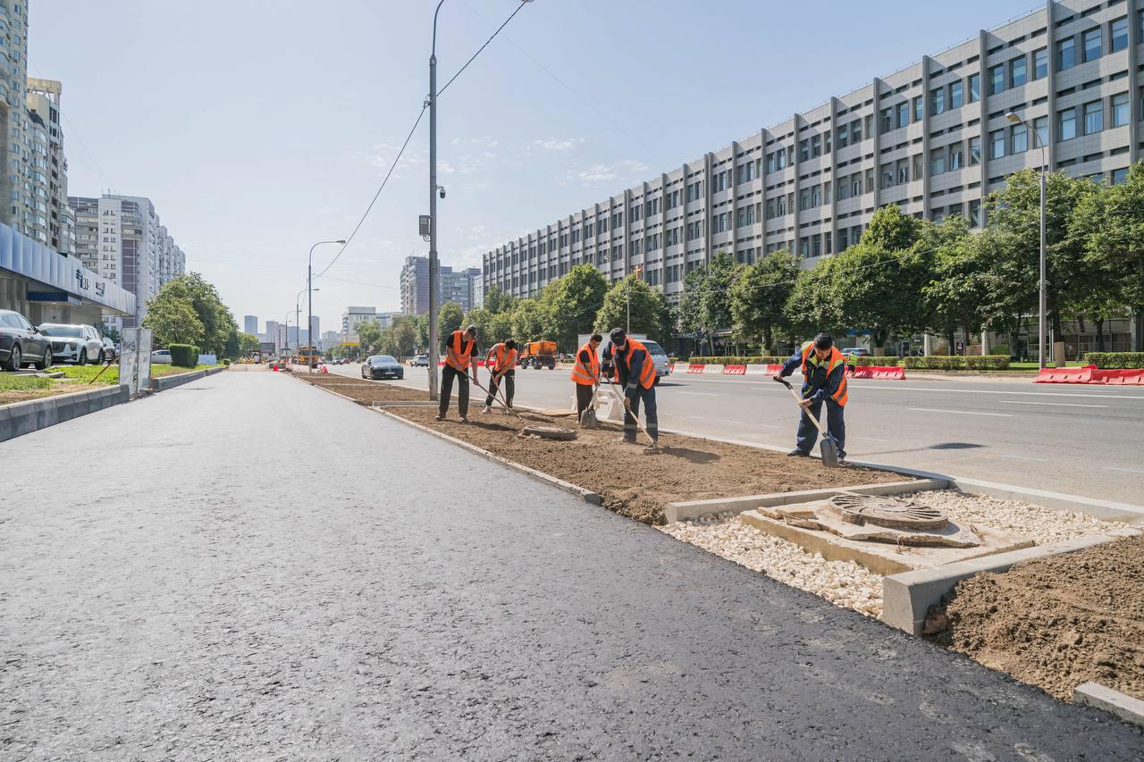 В этом году в Москве приведут в порядок около 700 улиц. В их числе вылетные магистрали, например, Профсоюзная улица и Щелковское шоссе. Работы также идут на Волгоградском проспекте на участке от Садового кольца до МКАД. Там заменят покрытие тротуаров и дорог, уберут под землю воздушные кабельные линии, установят 30 современных остановок, а также новые скамейки и энергосберегающие фонари.