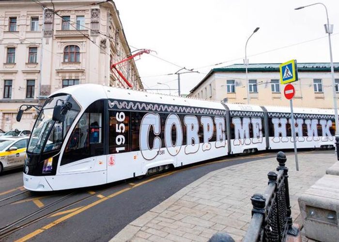 Театр Современник запустил именной трамвай в честь 70 го сезона По ходу перемещения по московскому маршруту А в нём проходит мини экскурсия записанная голосами актёров труппы