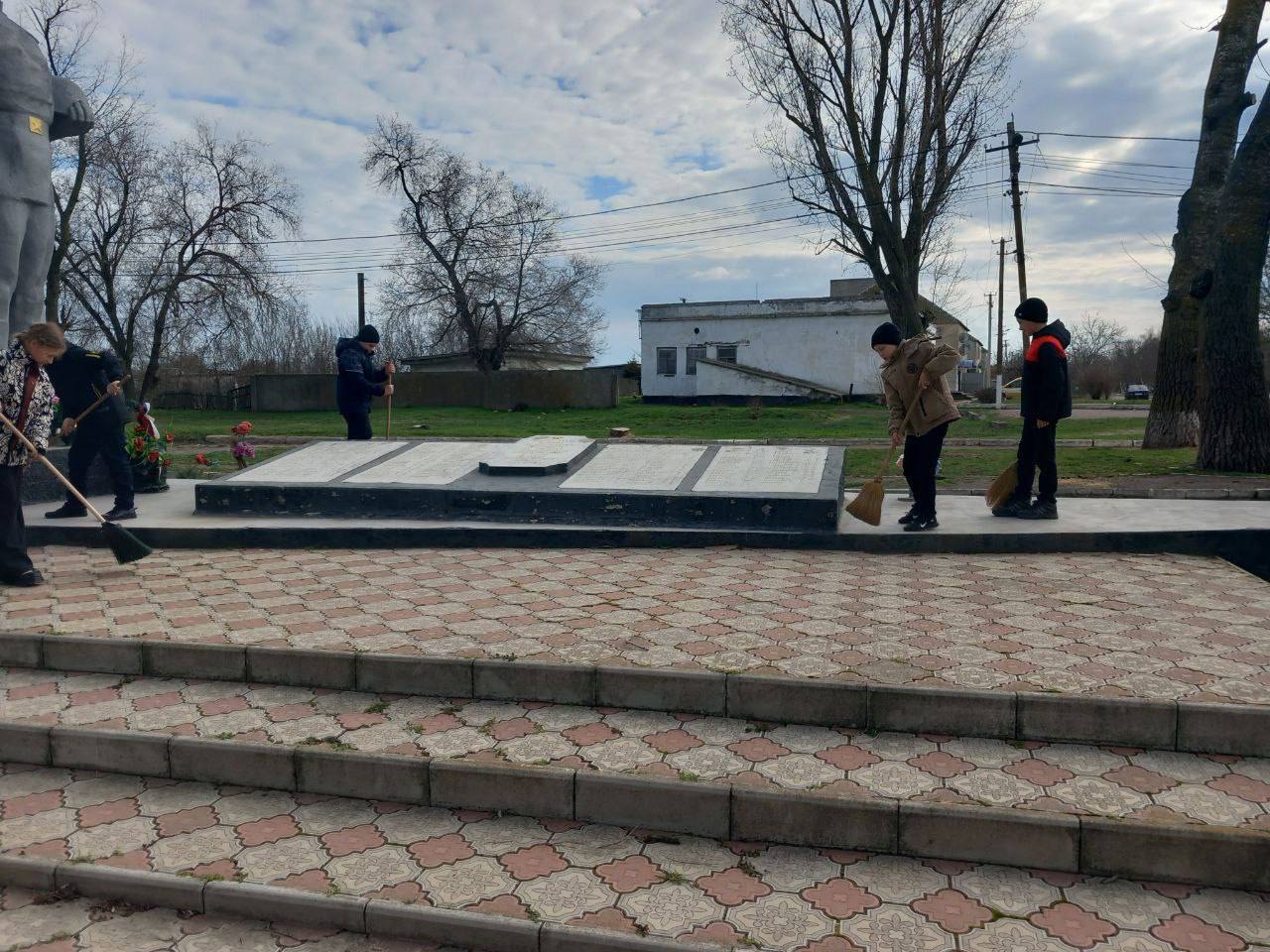 В Скадовском округе школьники провели уборку у памятника погибшим воинам-односельчанам  В рамках акции "Трудовой десант" пятиклассники из волонтерского отряда "Надежда" привели в порядок территорию возле памятника Великой Отечественной войны.  "Убрали сухую листву, облагородили территорию и подготовили памятное место к предстоящим торжествам", - отмечается в сообщении.  Радио Таврия - подписаться