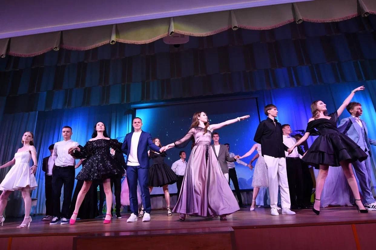 В Кузбассе объявили даты последних звонков в 2026 году Прозвенит для школьников 26 мая Выпускные вечера пройдут 27 июня Написать Telegram MAX