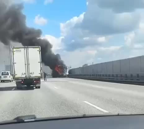 Пожар грузовика на МСД вызывает затруднения в движении