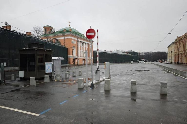 Ещё одна платная парковка заработала в Петербурге на Конюшенной площади  Автостоянка 60 мест заработал ещё в январе, но в тестовом режиме. Теперь парковка функционирует штатно. Стоимость одного часа размещения машины на её территории составляет 150 рублей.   : Комтранс   : СПб — отдай свой буст нам