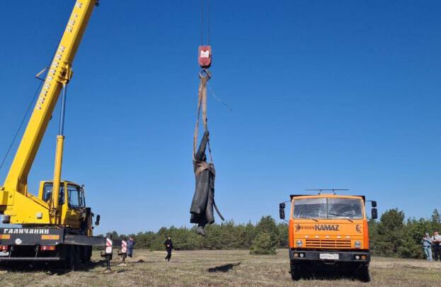 Из донского музея изъяли памятник атаману Краснову В станице Еланской Ростовской области в частном музее сотрудники правоохранительных органов демонтировали и вывезли за территорию две скульптуры атаману Петру Краснову. Об этом сообщило Всероссийское казачье общество. В 2007 году Владимир Мелихов из Подмосковья выбрал станицу Еланскую в Шолоховском районе для создания своего частного музея. Затем в 2024 году мемориальный комплекс оказался в эпицентре скандала. Здесь прошли обыски: силовики конфисковали документы и книги об атамане, перешедшем на сторону фашистов в годы войны. «Владимир Мелихов признан виновным в совершении административного правонарушения по статье «Производство и распространение экстремистских материалов. Ему назначен штраф размере 2000 рублей», – сказано в сообщении. Врио губернатора Ростовской области Юрий Слюсарь поручил до 9 мая снести скульптуры. Южная служба новостей