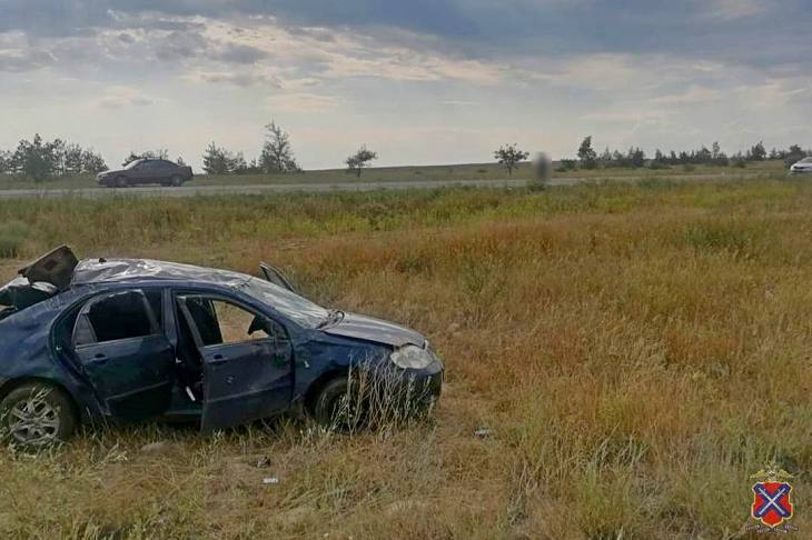 Под Волгоградом иномарка из-за чужого маневра слетела с трассы и перевернулась Три человека, в числе которых 12-летняя девочка, пострадали в результате аварии, которая произошла в Волгоградской области. Как сообщили V102.RU в ГУ МВД России по региону, ДТП, которое произошло в Камышинском районе, спровоцировал водитель другого автомобиля. - Водитель, управляя автомобилем Opel Vectra, выполняя маневр обгона, создал помеху автомобилю Toyota Corolla. В результате чего водитель автомобиля Toyota не справилась с управлением и совершила съезд с дороги в кювет с последующим опрокидыванием, - сообщили в Главке.