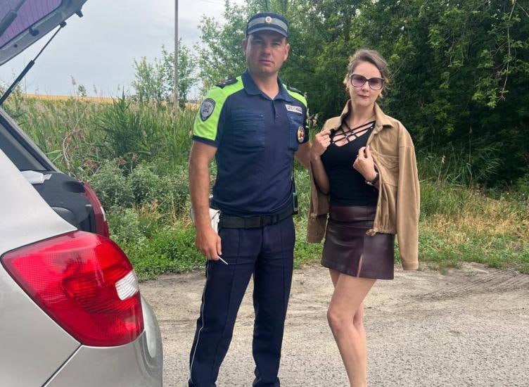 У автоледи в Белокалитвинском районе машина чуть не вспыхнула в движении У автоледи, ехавшей по одной из дорог Белокалитвинского района, чуть не загорелась машина. Дорожный инспектор остановил женщину для проверки документов. После он почувствовал запах гари и услышал нехарактерные звуки, исходящие от автомобиля. Об этом сообщает регуправление Госавтоинспекции. «Оценив возможные риски, он принял решение провести осмотр и самостоятельно устранить неисправность», — пишет источник. Оказалось, что из-за поломки моторчика заднего стеклоомывателя в машине замкнуло проводку. Грамотная работа инспектора помогла избежать возгорания. «Благодарю вас за помощь, профессионализм и человеческое участие. Благодаря вам удалось избежать беды. Такими сотрудниками можно по-настоящему гордиться», — выразила признательность женщина. Подписаться на "Новости Ростова" Прислать новость