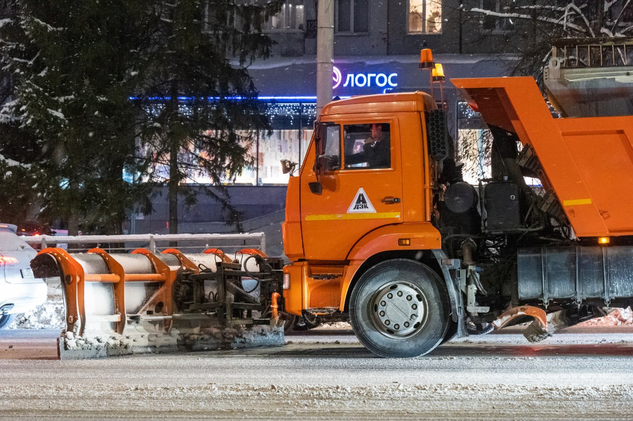 Снег чистим круглосуточно В ночную смену в областном центре были задействованы 86 единиц техники Спецмашины вывозили снег чистили тротуары пешеходные переходы улицы Как сообщает администрация г Кемерово с начала сезона вывезено более 83 тысяч кубометров снега Работы не прекращаются техника и службы благоустройства продолжают работу За сутки расчищено 196 улиц частного сектора Написать Telegram MAX