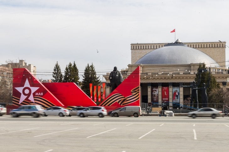 Триколор на Знамя Победы поменяли над куполом НОВАТа в Новосибирске Знамя Победы в 9-й раз водрузили в центре Новосибирска. Впервые над куполом оперного театра красный флаг появился в 1945 году. Подробнее... #ОБЩЕСТВО