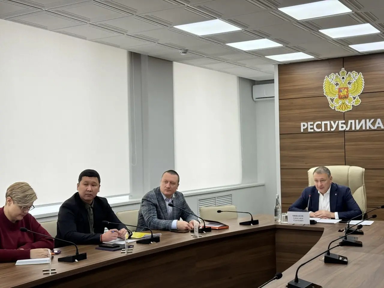 В Калмыкии состоялось совещание с представителями муниципалитетов по участию во Всероссийском конкурсе лучших проектов создания комфортной городской среды Это мероприятие позволяет привлекать федеральное финансирование для благоустройства малых городов и исторических поселений Основным условием конкурса является вовлечение жителей все инициативы должны формироваться по результатам общественных обсуждений где граждане сами определяют приоритетные территории и предлагают концепции новых общественных пространств В ходе встречи которую провёл заместитель председателя правительства республики Александр Мишаков обсудили этапы подготовки заявок график проведения общественных слушаний и требования к проектным решениям Особое внимание уделили прозрачности процесса и своевременному информированию населения Фото Александр Мишаков Быть в курсе Прислать новость Также подписывайтесь на наш новостной канал в MAX Вести Калмыкия