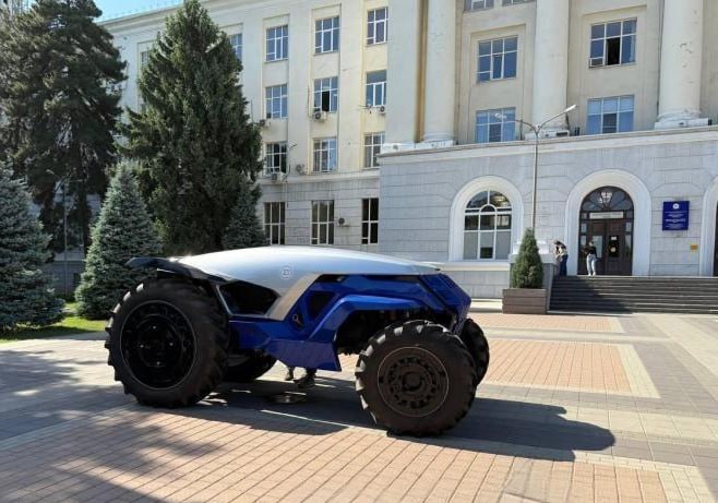 В Ростове показали первый в стране беспилотный трактор — пока на пульте, но скоро поедет сам. Возле главного корпуса ДГТУ на площади Гагарина, 1 сегодня представили первый в России беспилотный трактор. Его собрали инженеры Донского инженерного центра вместе с университетом. Пока машина управляется с пульта, но уже скоро научится ездить полностью сама — на базе «машинного зрения». Внешне техника выглядит как из будущего, но внутри — старая добрая основа НТЗ-82, только с электродвигателем вместо обычного мотора. По мощности не уступает оригиналу, а в перспективе сможет выполнять сельхозработы без водителя. В университете уверены — это шаг вперёд к «умному» сельскому хозяйству. Такой робот сможет не только пахать, но и экономить топливо и зарплаты. Как думаете, когда такие машины массово появятся на донских полях? Скидывайте новость друзьям с села — пусть знают, кого скоро заменят. Подписаться