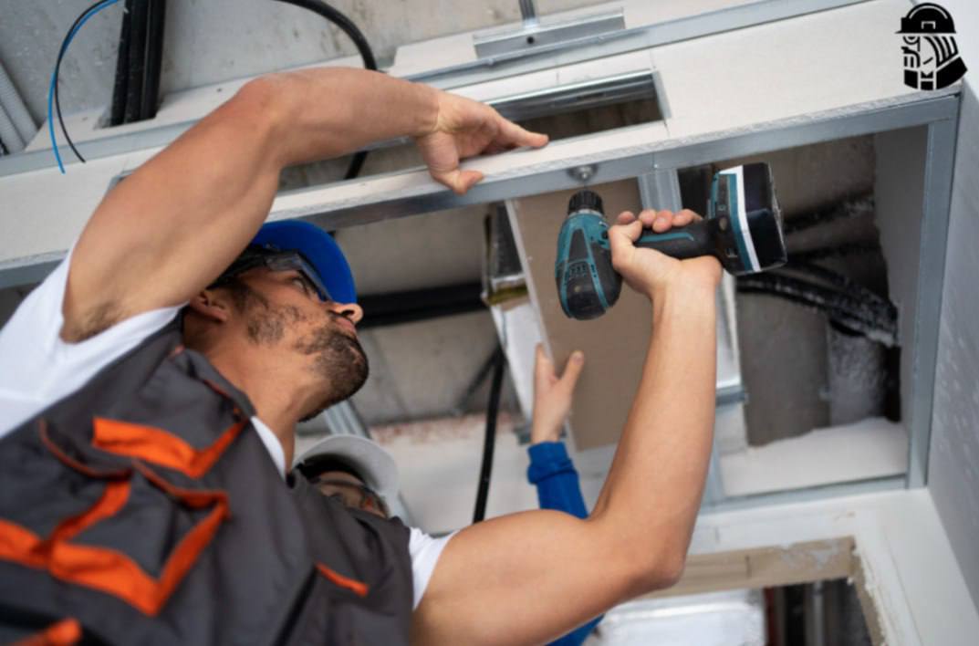 Доход монтажников лифтов в Москве сравнялся с зарплатами топ менеджеров В октябре 2025 года монтажник лифтов в столице вошел в топ высокооплачиваемых профессий с зарплатой до 700 тыс рублей Для работы требуется всего 1 год опыта и навыки работы с электроинструментом При этом абсолютным лидером рейтинга остается гендиректор в сфере беспилотной авиации с доходом от 1 млн рублей а директор завода и исполнительный директор получают 650 700 тыс рублей kvadratnymaster