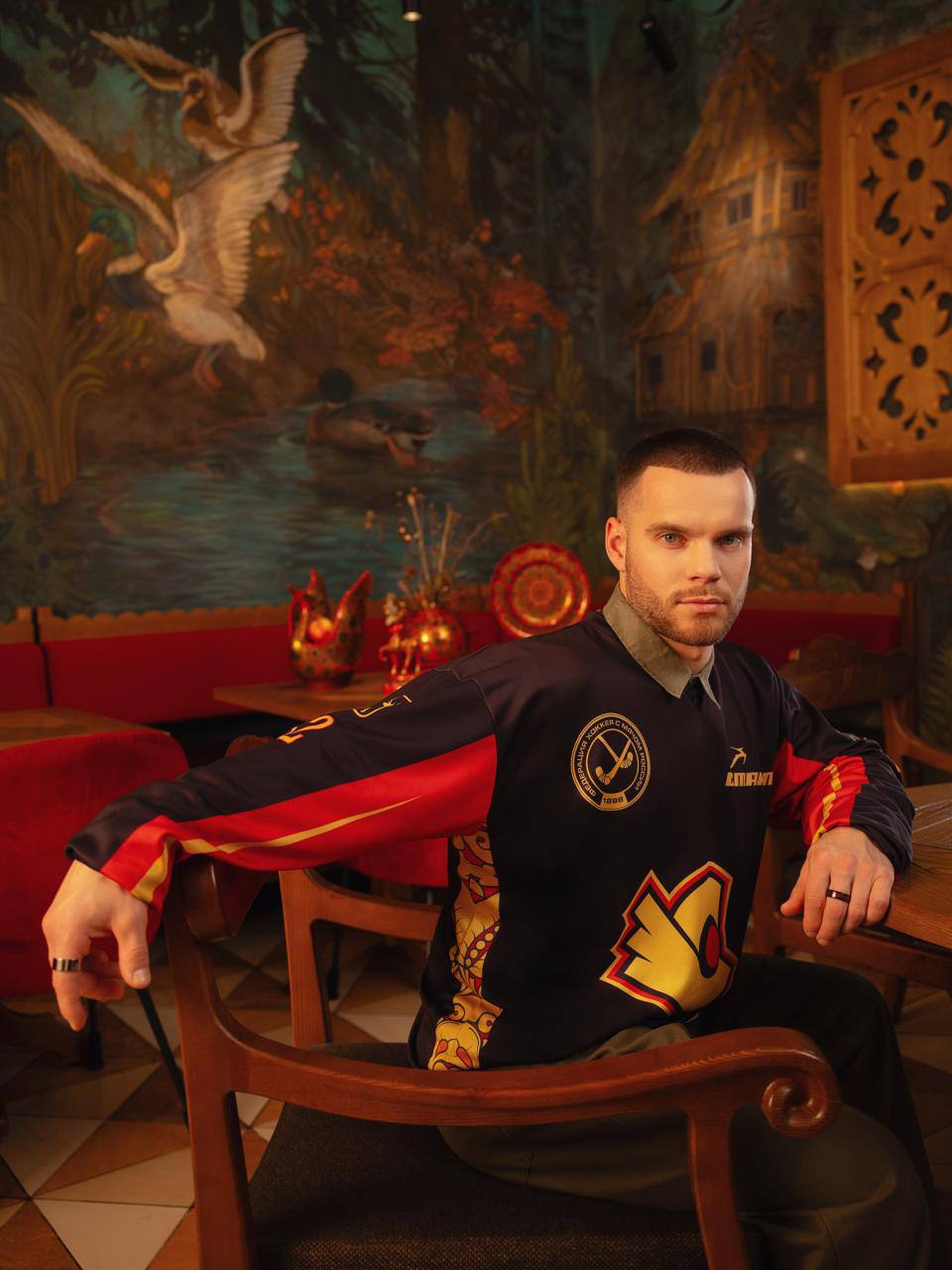 К 4 ноября в Нижнем Новгороде выпустили единую игровую форму городских клубов в которой команды проведут ближайшие домашние матчи Это напоминание о том что День народного единства берет начало в Нижнем и тесно связан с историей ополчения Минина и Пожарского На экипировке всех команд изображена хохлома главный промысел региона Фотосессия проекта прошла в интерьерах семи самых интересных ресторанов города