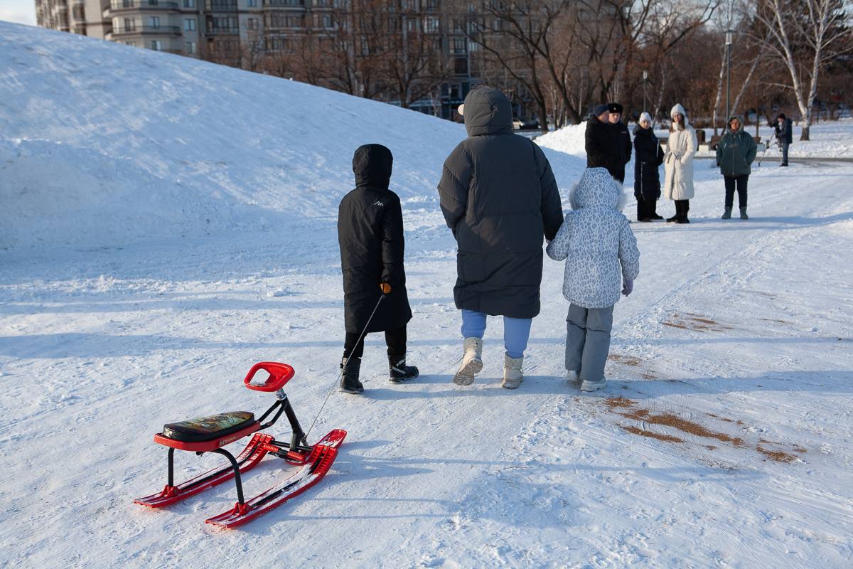 Дикие горки как Благовещенск борется с массовым катанием с холмов на набережной Местные жители особенно дети и подростки облюбовали их для экстремального катания Чтобы положить конец травмоопасному досугу городские власти запустили целый комплекс запретительных и профилактических мер Штрафы от трех до пяти тысяч рублей Ежедневные рейды Голосовые оповещения на набережной с 11 до 21 часа каждые 20 минут Стенки из снега и льда вокруг каждого холма Какая альтернатива Уже сейчас на площади монтируют большую тюбинговую горку которая откроется в начале декабря и будет бесплатной Кроме того в декабре в городе в том числе на площади Ленина появятся несколько традиционных ледяных горок ampravda