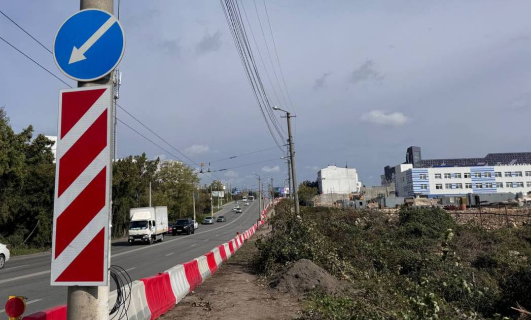 Дорогу-дублер начали строить на улице Вакуленчука.  До конца года запланировано переустройство всех инженерных сетей. После этого подрядчик обустроит тротуары шириной 2 метра, заменит освещение, благоустроит территорию и проведет озеленение.  Завершить строительство 316 метрового участка собираются в первом полугодии 2025 года. Он будет вести к трем новым объектам: ФОКу с залом для бокса и двум детским садам.     пресс-служба правительства Севастополя.  Легендарный 24 Севастополь