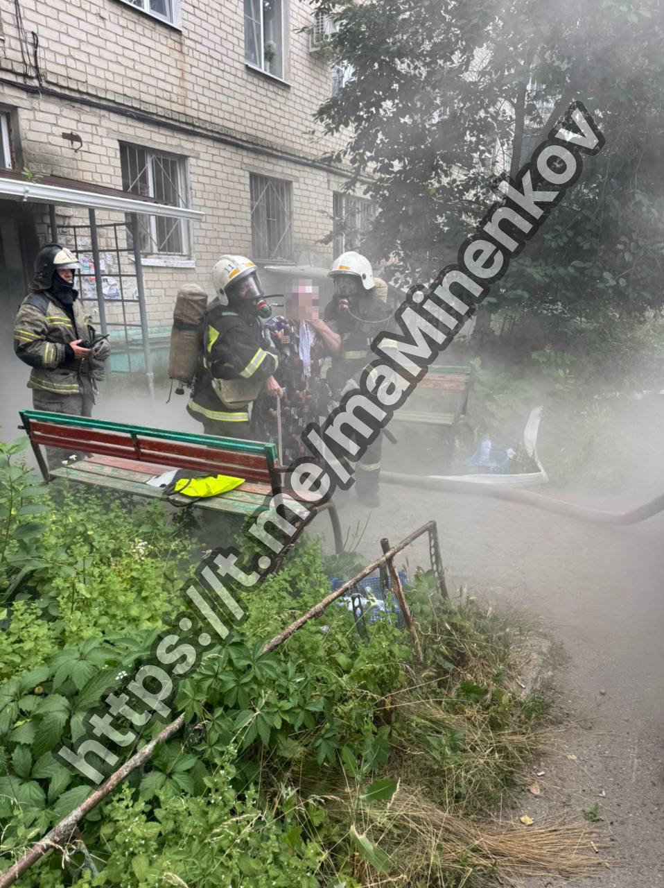 Две пенсионерки надышались дымом при пожаре в многоэтажке Невинномысска Тревожный сигнал поступил на пульт ЕДДС в 14.15. Экстренные службы незамедлительно прибыли на ул. Линейную, 5. Они эвакуировали из подъезда 10 жильцов, в числе которых были трое детей, и оказали первую помощь пожилым женщинам. Аварийно-спасательная группа взломала дверь в горевшую квартиру. Оказалось, пламя охватило кухонный гарнитур на площади 2 кв. метра. Огонь потушили. Пострадавших нет. Предположительно, в помещении произошло замыкание. Точную причину пожара предстоит установить дознавателям отдела надзорной деятельности МЧС. Источник maMinenkov Stavropol.Media Прислать новость