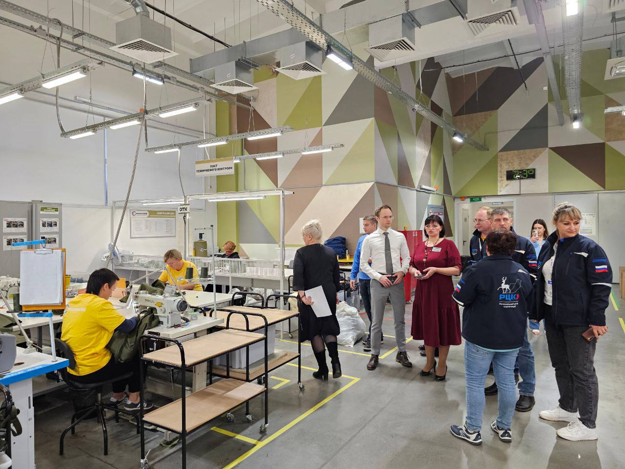 Более 650 сотрудников нижегородских предприятий прошли обучение бережливым технологиям с начала 2025 года Мера поддержки оказывается в рамках федпроекта Производительность труда нацпроекта Эффективная и конкурентная экономика Уже сейчас число обученных сотрудников предприятий по федпроекту Производительность труда на 8 превышает показатель всего прошлого года Максим Черкасов Инструменты федерального проекта Производительность труда направлены как на комплексное улучшение эффективности работы предприятия так и на развитие компетенций каждого сотрудника Эксперты федерального и регионального центра компетенций обучают сотрудников компаний организации рабочих мест грамотному составлению планов и регламентов и прививают основы культуры непрерывных улучшений Эти знания позволяют сотрудникам самостоятельно улучшать рабочие процессы на предприятии и не затрачивая дополнительных ресурсов работать с большей продуктивностью Всего с 2019 года более 5 700 сотрудников нижегородских компаний освоили бережливые технологии Подать заявку на участие в федпроекте Производительность труда нацпроекта Эффективная и конкурентная экономика можно на ИТ платформе Производительность рф         Все меры поддержки в центре Мой бизнес 8 800 301 29 94