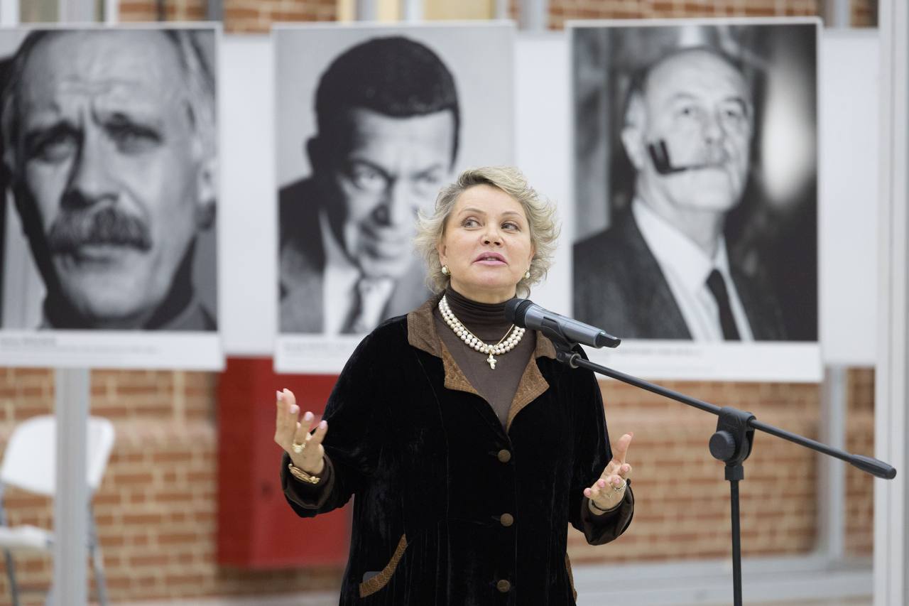 Неизвестные портреты известных людей можно увидеть в атриуме Тульского кремля Там открылась выставка фото художника Сергея Берменьева из собраний Музея современной истории России Среди его работ портрет Президента Российской Федерации Владимира Путина выдающегося российского хирурга Леонида Рошаля народных артистов России Никиты Михалкова Инны Чуриковой Юрия Яковлева и многих других легендарных деятелей Проект реализуется Центром кинофестивалей и международных программ при поддержке Президентского фонда культурных инициатив Тульская область приняла этот проект после Вологды и Белгорода Наши регионы как и всю Россию объединяет преемственность традиций мужества и патриотизма в лице современных героев защитников Отечества тружеников тыла и неравнодушных граждан которые сегодня сплотились для защиты Донбасса И особенно символично что далее проект переедет в один из музеев Новороссии сказала замминистра культуры и туризма Тульской области Ирина Иванова Кстати это уже третий выставочный проект Центра в Туле Сергей Берменьев является признанным мастером портретного жанра его работы глубоко психологичны и наглядно демонстрируют масштаб каждой изображенной фигуры Выставка будет открыта до 13 декабря её посещение бесплатно