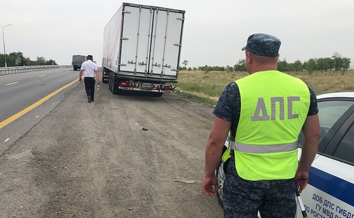 Водители, везущие гумпомощь, пожаловались на поборы сотрудников ДПС в Ростовской области. После проверки одного инспектора уволили и будут судить  В Ростовской области завершилась служебная проверка по факту жалобы на работу сотрудников ДПС, которых обвинили в поборах на дорогах.  «Водителей, везущих гуманитарную помощь, обдирают на дорогах Ростовской области. Дерут за проезд по 5-50 тысяч рублей. Они знают, что в машинах везут помощь для бойцов, совести никакой нет», — говорится в сообщении, размещённом в одной из групп.  Как сообщили в ГУ МВД по Ростовской области, оперативниками собственной безопасности ведомства выявлен факт противоправной деятельности сотрудника.  «В ходе проверки установлено, что инспектор ДПС, находясь на посту контроля в городе Донецке Ростовской области, потребовал и получил 5000 рублей за беспрепятственный проезд «УАЗ», который при этом не был зарегистрирован, — сказано в сообщении регионального ГУ МВД.  Итогом проверки стало увольнение сотрудника ДПС из органов внутренних дел по отрицательным основаниям.  По данным регионального Следкома, в отношении инспектора ДПС возбуждено уголовное дело по статье «Мелкое взяточничество, то есть получение взятки лично или через посредника в размере, не превышающем десяти тысяч рублей». #новости #ростов #дпс #взятка #ростовскаяобласть