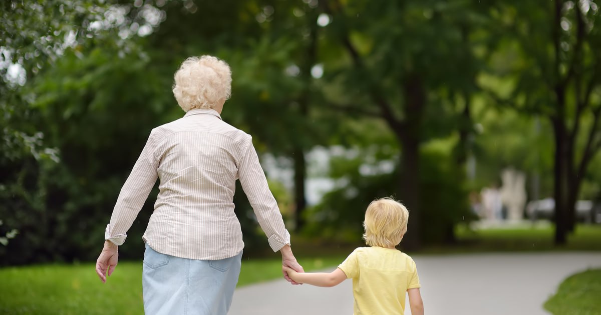 Большинство россиян 80 уверены что бабушек и дедушек стоит привлекать к воспитанию внуков выяснили для РИА Новости аналитики сервиса SuperJob Против вмешательства старшего поколения в той или иной степени выступает лишь каждый пятый Роль бабушек в воспитании 57 россиян определяют как ненавязчивую помощь 42 как крайне необходимую поддержку И только 1 из 100 опрошенных считает что бабушкам категорически нельзя доверять внуков Подписаться на РИА Новости экономика Все наши каналы