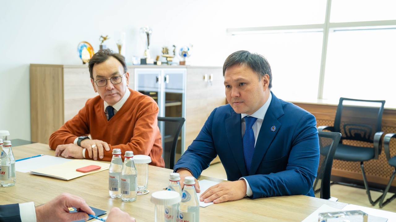 КазМунайГаз и КТК обсудили сотрудничество и укрепление энергетической безопасности нефтепровода Председатель правления КазМунайГаз Асхат Хасенов встретился с гендиректором КТК Николаем Горбанем в Астане Стороны обсудили текущие результаты работы и планы на ближайший период сообщает КМГ По итогам встречи подтверждена взаимная готовность к дальнейшему конструктивному взаимодействию и реализации совместных проектов направленных на укрепление энергетической безопасности нефтепровода КТК Глава КГМ отметил важность стабильного транзита казахстанской нефти и подчеркнул что компания уделяет особое внимание вопросам бесперебойного функционирования КТК