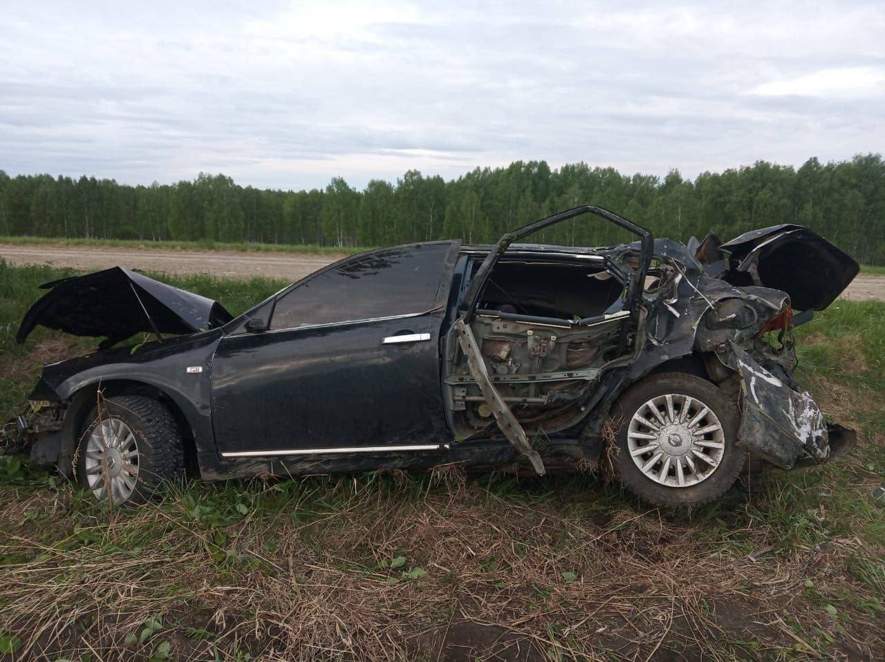 : в Балахтинском районе несовершеннолетний водитель допустил съезд в кювет, в результате чего пострадали 4 пассажира, среди которых две 14-летние девочки По предварительной информации, 17-летний водитель автомобиля «Ниссан Тиана», двигаясь на 4 км автодороги «Шарыпово-Ужур-Балахта» не справился с управлением и допустил съезд в кювет. ‼ В результате аварии травмы различной степени тяжести получили несовершеннолетний водитель и четыре пассажира иномарки две 14-летние девочки, а также 17 и 18-летние юноши . Все участники происшествия не были пристегнуты ремнями безопасности. Со слов несовершеннолетнего водителя ключи от автомобиля, который ранее принадлежал его погибшему отцу, он взял без разрешения матери, а также перед поездкой со своими знакомыми употребили спиртные напитки. Кроме того, к выяснению причин и условий произошедшего подключились инспекторы по делам несовершеннолетних. В ходе проведения проверки полицейскими будет дана правовая оценка действиям всем участникам инцидента, в том числе родителям по содержанию и воспитанию несовершеннолетних. ГУ МВД России по Красноярскому краю