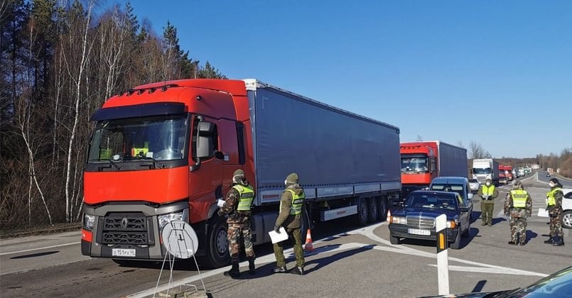 Литовская таможня заявила об усилении контроля за фурами, пересекающими границу с Беларусью и Россией.  Особое внимание уделят транспортным средствам, проходящим через пункты «Мядининкай» и «Шальчининкай»  белорусские «Каменный Лог» и «Бенякони» , а также «Кибартай»  сопредельный с российским «Чернышевское» .  Литовские власти отмечают, что участились случаи нелегального слива топлива в стране.  По их данным, водители транзитных фур, особенно из третьих стран, умышленно отклоняются от маршрута, чтобы добраться до «согласованных точек», где дизельное топливо сливается и поступает на черный рынок.  За одну такую операцию с одного грузовика может быть слито от 800 до 1000 литров топлива, что наносит Литве ущерб, оцениваемый в 20 миллионов евро ежегодно.  В связи с этим таможня начнет фиксировать уровень топлива в баках фур при въезде из Беларуси.