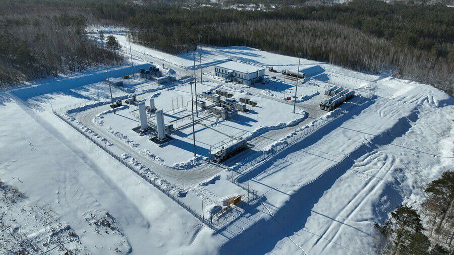 Газпром гелий сервис провел комплексные инженерные изыскания разработал основные технические решения и приступил к проектированию второй очереди малотоннажного комплекса по сжижению природного газа КСПГ в Амурской области Производственная мощность второй очереди КСПГ составит 1 5 тонны СПГ в час или 12 6 тысячи тонны в год После ввода в эксплуатацию общая производительность КСПГ вырастет в два раза до 3 тонн сжиженного природного газа в час или 25 2 тысячи тонн в год Запуск второй очереди КСПГ обеспечит растущие потребности собственного автопарка Газпром гелий сервис в дополнительных объемах экологически чистого моторного топлива
