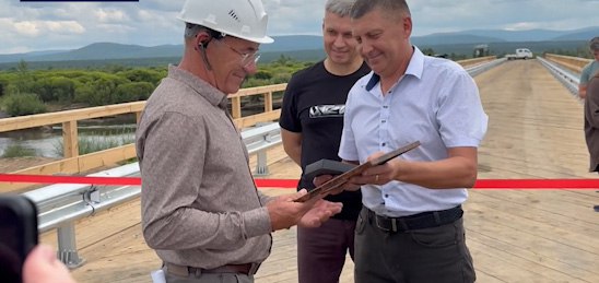 В Хилокском округе торжественно открыли мост  В Хилокском округе сегодня торжественно открыли мост, который расположен на третьем километре автодороги Бада - Тэрэпхэн. Он был разрушен  в результате весеннего ледохода в апреле 2024 года. Льдом снесло опору моста и два пролета обрушились.  Эта автомобильная дорога - единственная, соединяющая село с другими населенными пунктами.   Чтобы восстановить разрушенное сооружение, было выделено 113,5 млн рублей из дорожного фонда Забайкальского края по поручению губернатора Александра Осипова.