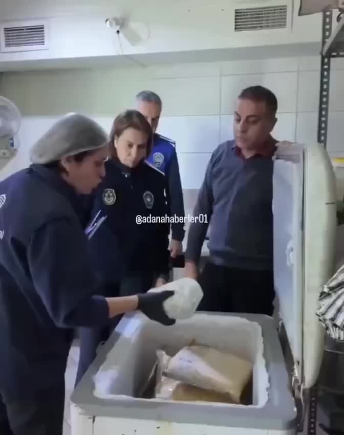 В Адане владельца закусочной оштрафовали за использование некачественных продуктов