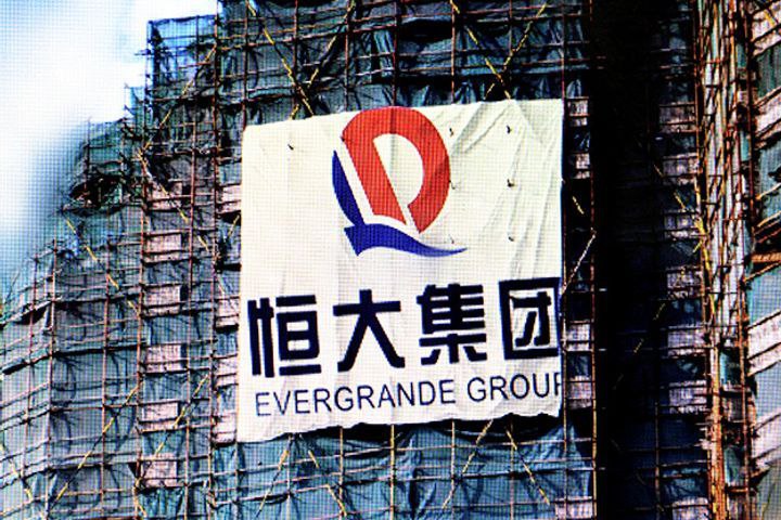 Как проходит ликвидация китайского девелопера-банкрота Evergrande: разбор от Financial Times ликвидация проходит хорошо, но вот деньги пока вернуть не получается   Корпоративная структура Evergrande включает порядка 3 000 юридических лиц и 1 300 проектов в стадии строительства в 280 городах. Это существенно осложняет процесс ликвидации.  Как мы уже сообщали, в 2021 году компания, являвшаяся крупнейшим в мире застройщиком с наибольшим долговым бременем, допустила дефолт по офшорным обязательствам, что привело к кризису на рынке недвижимости КНР и оказало негативное влияние на экономику страны.  Решением суда процесс ликвидации гонконгской структуры Evergrande был возложено на управляющих партнёров Alvarez & Marsal — Тиффани Вонг и Эдварда Миддлтона.   Согласно  оценкам ликвидаторов, стоимость активов, находящихся под их контролем, составляет $3,5 млрд, тогда как совокупные активы группы оцениваются примерно в $250 млрд. Разрыв между показателями объясняется тем, что основная часть активов застройщика расположена на территории материкового Китая, где действует иное правовое регулирование, а государственные органы ориентированы на завершение строительства объектов.  Догадайтесь сколько удалось вернуть средств за полтора года процесса ликвидации:   $11 млн от гонконгской компании и $244 млн от иных дочерних структур.  Вырученные средства получены за счёт реализации непрофильных активов, включая автомобили, клубные карты, образовательные сертификаты и произведения искусства.  Среди проданных предметов искусства находилась картина Клода Моне  наименование произведения не раскрывается .  Общий размер  заявленных требований кредиторов составляет  $45 млрд.  Полный расчёт с ними становится все менее вероятным.   Такое бывает   Анонимный Молотников