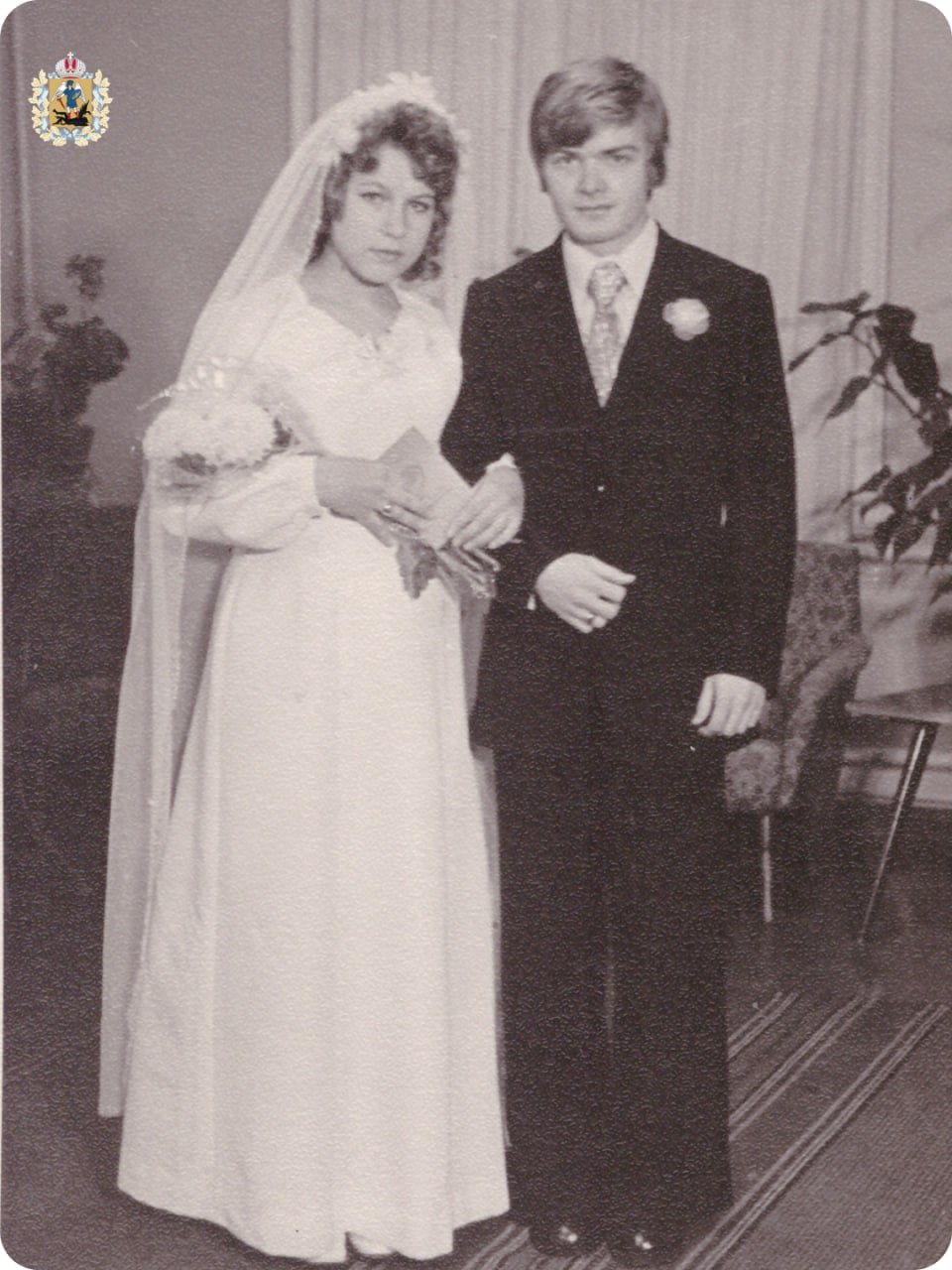 Супруги Дорожкины из Северодвинска отпраздновали 50 летний юбилей семейной жизни Торжественная церемония чествования пары прошла в городском отделе ЗАГС Наталья Петровна которой было всего 17 лет приехала в город корабелов где и встретила будущего супруга Каждый день после работы Дмитрий Петрович приезжал к своей возлюбленной на велосипеде из Северодвинска в Архангельск Как только девушке исполнилось 18 лет пара на следующий день подала заявление в ЗАГС После свадьбы супруги стали жить в Северодвинске и работать на Севмаше С этого же предприятия они ушли на пенсию оставив после себя прочную трудовую династию их дети и внук продолжают работать на Северном машиностроительном предприятии Всего у Дорожкиных родилось трое детей два сына и дочь а также пять внуков и две внучки Их жизнь наполнена активностью и радостью летом дача и походы в лес а зимой лыжные прогулки Эта история пример крепкой семьи где сочетаются трудолюбие преданность и радость совместного бытия Поздравляем Агентство ЗАГС Архангельской области