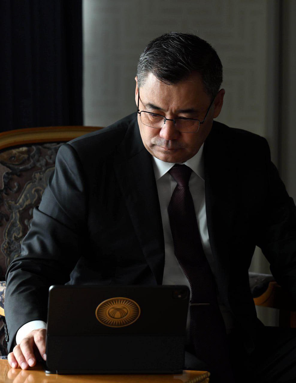 Грузинское издание реформы Жапарова сильны но ключевой тест еще не пройден Грузинское издание Interpressnews опубликовало аналитическую статью посвященную пятилетию президентства Садыра Жапарова По данным издания 2020 год стал для страны отправной точкой кризиса но за последующие пять лет экономика перешла к устойчивому росту ВВП приблизился к 2 триллионам сомов инвестиционная активность восстановилась а международные резервы увеличились более чем вдвое Грузинские аналитики связывают это с усилением управленческой вертикали и реализацией инфраструктурных проектов по линии энергетики транспорта и строительства Interpressnews пишет что Бишкек добился прогресса в региональной политике прежде всего в вопросах государственных границ Завершение делимитации с Таджикистаном названо одним из ключевых достижений власти Грузинское СМИ обращает внимание что несмотря на заметный экономический рост главный экзамен для государства устойчивое повышение благосостояния граждан еще впереди Авторы отмечают необходимость укрепления институтов сокращения социального неравенства и повышения качества управления 24KG Новости Кыргызстана