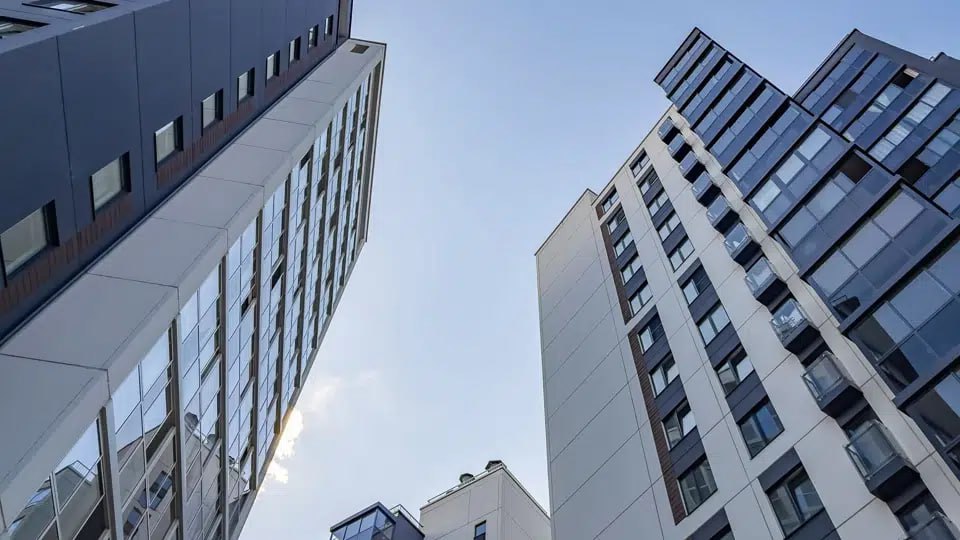 Для покупки «однушки» в Иркутске потребуется зарплата за 68 месяцев Эксперты Циан.Аналитики рассчитали доступность жилья на вторичном рынке в крупных городах России. В 2020 году для покупки однокомнатной квартиры в Иркутске достаточно было среднего дохода за 58 месяцев, год назад – за 63. Самые доступные квартиры в 2025 году в Новокузнецке, Кемерово, Тольятти и Ижевске для покупки нужно 44-51 зарплат , наихудшая доступность – в Сочи, Севастополе, Махачкале и Москве более 90 зарплат, т.е. копить придется более восьми лет . Впрочем, слово «копить» в данном случае не совсем точное, так как речь идет о том, что надо отдавать всю зарплату, то есть на текущие расходы не останется ничего. Если же откладывать на покупку квартиры часть заработка, пусть и значительную, то время, необходимое для приобретения вожделенной «однушки», дополнительно возрастает. – Формально доступность жилья за последний год повысилась, т.к. размер заработной платы увеличился сильнее, чем стоимость «однушек» – на 14 процентов и 6 процентов соответственно в среднем по городам, – комментирует эксперт Циан.Аналитики Елена Бобровская. – Реальная доступность жилья для большинства покупателей определяется не только уровнем цен и доходами, но и размером ипотечной ставки, а по этому критерию ситуация сейчас хуже, чем в предыдущие годы.