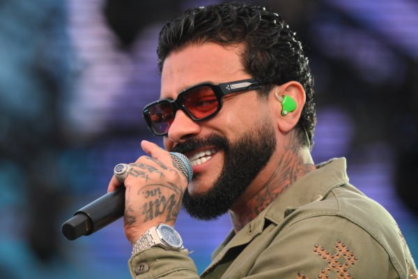 Евросоюз намерен ввести санкции против рэпера Тимати Кроме певца Тимура Юнусова в 20 ый пакет антироссийских ограничений могут войти гендиректор Мариупольского драмтеатра Игорь Солонин и гендиректор Эрмитажа Михаил Пиотровский пишет EUObserver По его данным Еврокомиссия намерена включить в стоп лист ещё 29 человек В их числе деятели культуры спортивные чиновники и спортсмены При этом издание отмечает что список не окончательный и может быть изменён в процессе согласования в совете ЕС Подписаться на Говорит Москва Telegram VK MAX