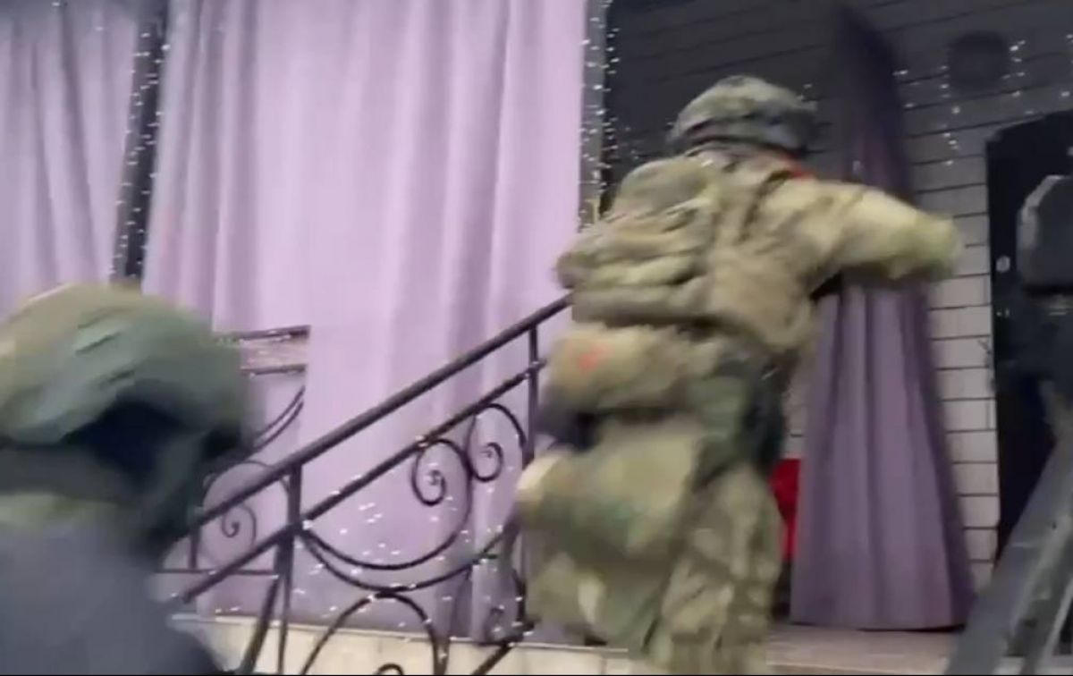 В Калуге закрыли подпольный салон интим-услуг под видом массажа Сотрудники УМВД по Калужской области совместно с Росгвардией провели спецоперацию, в ходе которой был закрыт нелегальный массажный салон. Установлено, что в заведении под прикрытием массажных услуг за денежное вознаграждение посетителям оказывались услуги интимного характера. ↗ Прислать новость Подписаться
