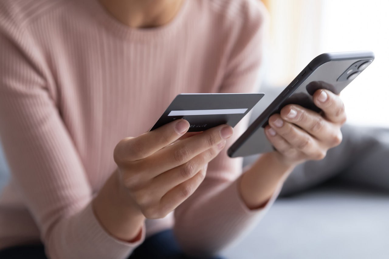 В России ужесточат контроль за переводами и платежами усилив прозрачность финансовых операций Юрист Дарья Озол пояснила что надзорные органы хотят получать данные не только через банки но и напрямую от платёжных систем и операторов карт а также внимательнее отслеживать переводы между физлицами если суммы выглядят нетипично или выходят за рамки обычных операций НОВОСТИ и ТОЧКА Подписаться