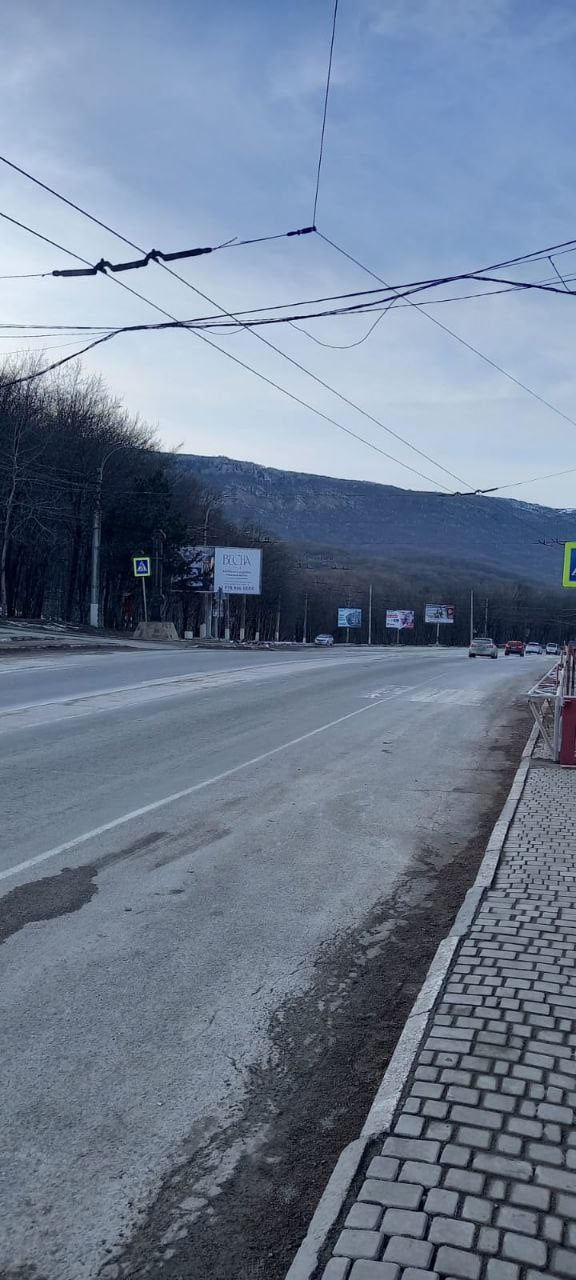 Предупреждение об ухудшении погодных условий! Сегодня, 02.03 с 18:00 в районе Алушты и Ялты ожидаются обильные осадки в виде снега, что может привести к ухудшению дорожной обстановки и затруднению движения. Дорожники продолжают мониторить ситуацию и предпринимают все необходимые меры для обеспечения безопасности на дорогах.   Водителям настоятельно рекомендуется заранее планировать маршруты, особенно с учетом большого количества отдыхающих в этом районе и быть внимательными на дорогах.