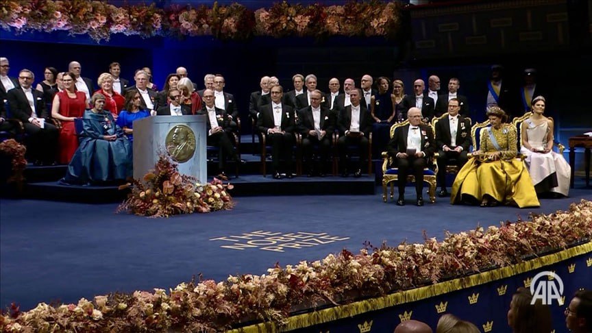 В столице Швеции Стокгольме состоялась церемония вручения Нобелевских премий 2025 года в области физики медицины химии экономики и литературы В церемонии которая прошла в Стокгольмском концертном зале Konsert Huset приняли участие члены шведской королевской семьи премьер министр Ульф Кристерссон министры представители партий представители зарубежных стран лауреаты премии а также многочисленные гости Подробнее на нашем сайте http v aa com tr 3767788 24 7 в сутки с Агентством Анадолу