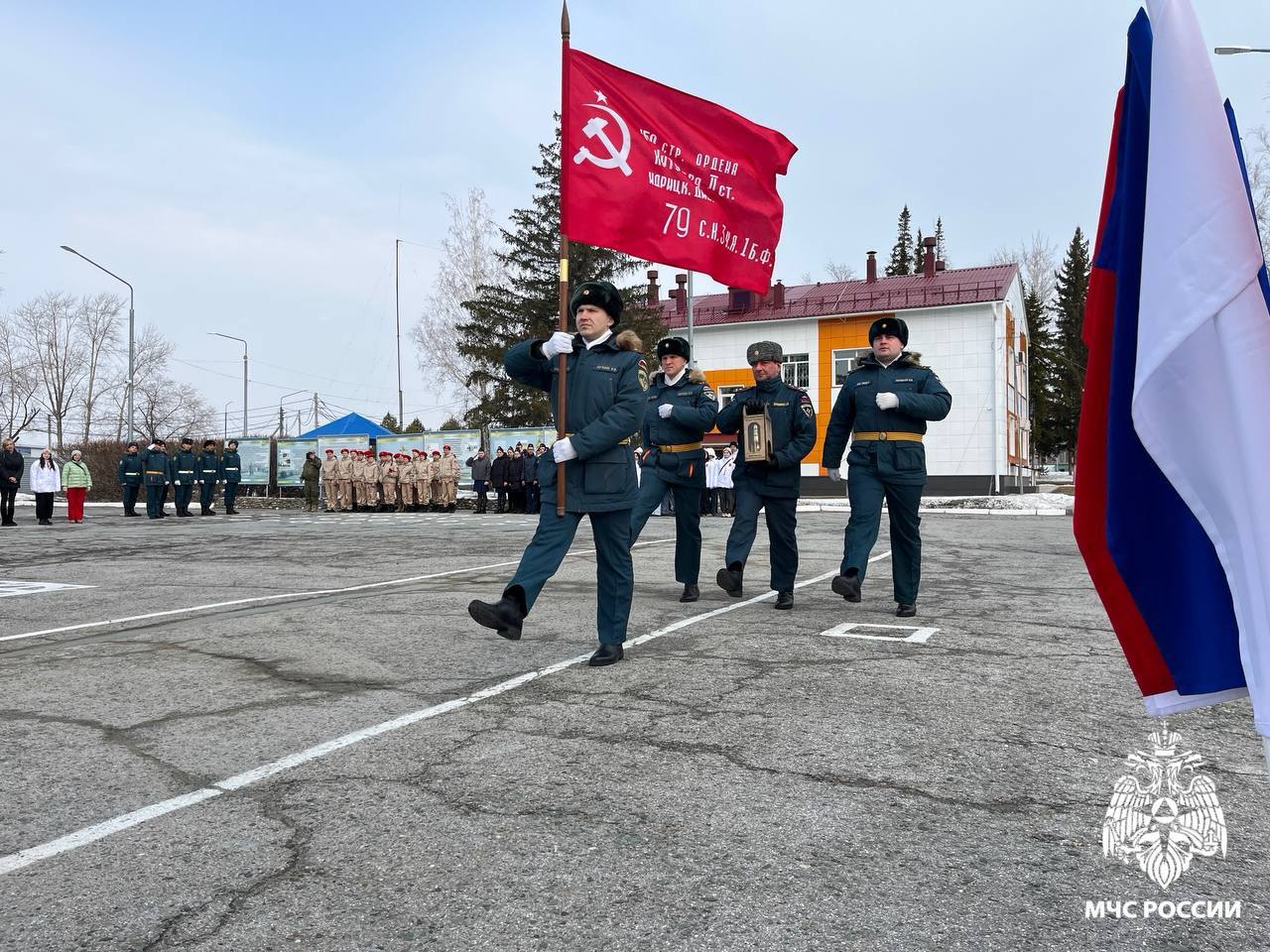 Лампада с частицей Вечного огня посетила Коченевский район  Под знамя Победы, флаг Российской Федерации и боевое знамя Сибирского СЦ куйбышевцы передали частичку Вечного огня коченевским спасателям. Военнослужащие Сибирского СЦ прошлись торжественным маршем перед установленной на почетном месте лампадой. Во время всего митинга почетный караул сопровождал лампаду, уже преодолевшую тысячи километров по Арктической зоне и регионам Сибири.  Сотрудники МЧС России, представители администрации Коченевского района и духовенства, кадеты, школьники почтили память погибших на полях сражений Великой Отечественной войны. Вспомнили о героях, ковавших Победу на фронте и в тылу в грозные 1940-е годы.   К Памятнику неизвестного солдата спасатели и приглашенные гости возложили цветы как дань уважения за ратный подвиг бойцов и офицеров, отстоявших мирное небо над головой. Дальше свой путь лампада продолжит в других районах области.