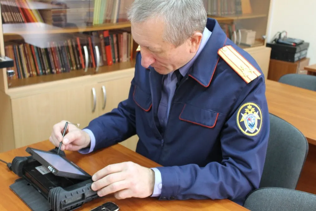 Житель города Новочеркасска подозревается в финансировании терроризма Первым отделом по расследованию особо важных дел следственного управления Следственного комитета Российской Федерации по Ростовской области возбуждено уголовное дело в отношении 46 летнего жителя города Новочеркасска Он подозревается в совершении преступления предусмотренного ч 1 1 ст 205 1 УК РФ финансирование терроризма По версии следствия в период с 2022 года по 2024 год фигурант осуществлял финансирование одной из запрещенных на территории Российской Федерации организаций включенной в перечень организаций в отношении которых имеются сведения об их причастности к экстремистской деятельности и терроризму Переводы денежных средств производились с банковского счета подозреваемого Уголовное дело возбуждено по материалам предоставленным Центром по противодействию экстремизму ГУ МВД России по Ростовской области и УФСБ России по Ростовской области По месту жительства мужчины проведен обыск в ходе которого изъяты необходимая документация и техника По ходатайству следователя судом в отношении подозреваемого избрана мера пресечения в виде заключения под стражу В настоящее время по уголовному делу проводятся следственные действия направленные на установление всех обстоятельств произошедшего Подписывайтесь на Ростовский Следком в MAX
