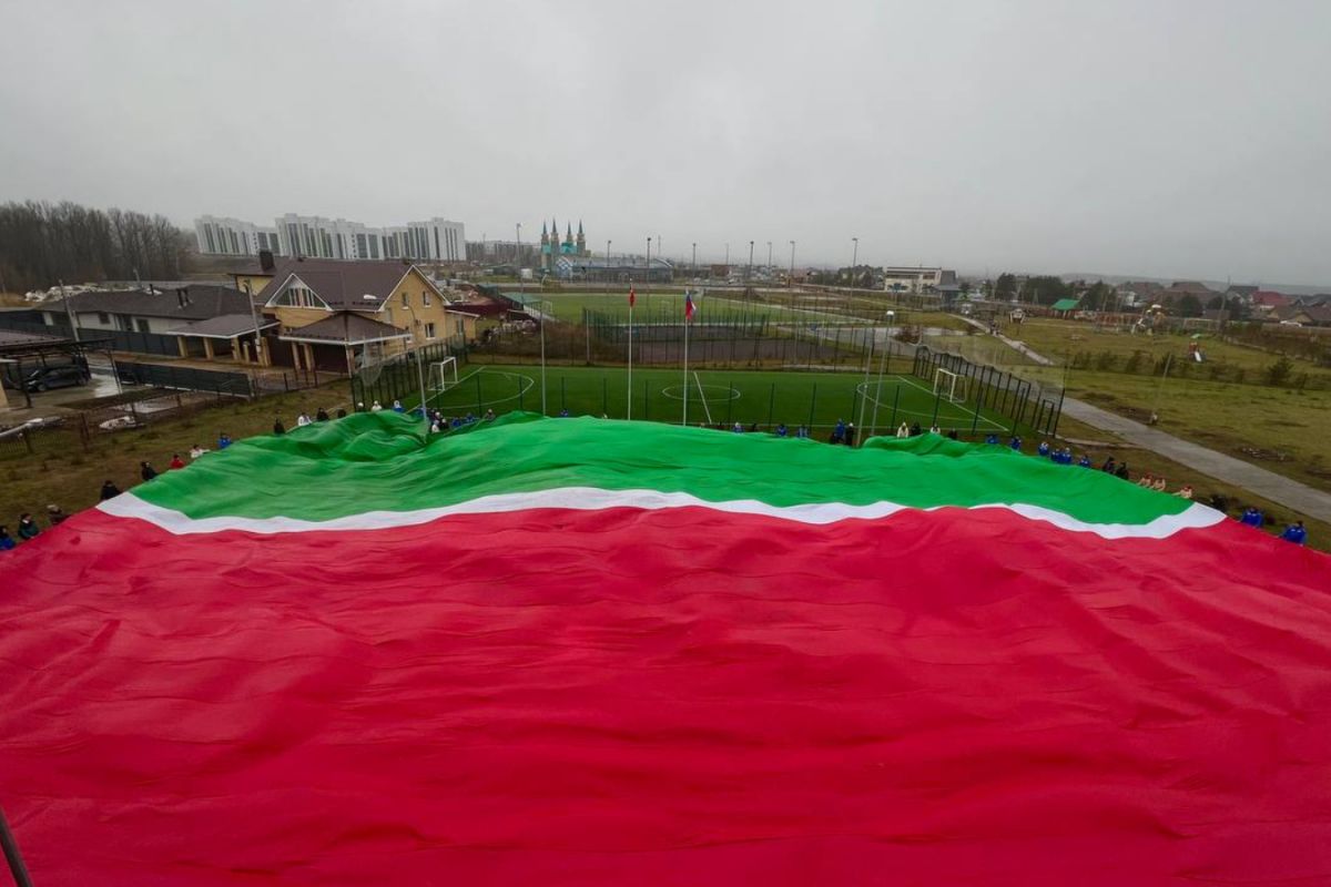 В Высокогорском районе развернули 50 метровый флаг Татарстана в честь предстоящего праздника Дня государственного флага РТ В акции которая прошла в Высокогорской средней школе 4 имени Галимджана Баруди приняли участие более 150 человек Напомним что государственный символ республики зелено бело красный флаг был утвержден Верховным Советом Татарстана 29 ноября 1991 года Эта дата стала официальным праздником Днём государственного флага Республики Татарстан Подписаться на канал Подписывайтесь на наш канал в MAX