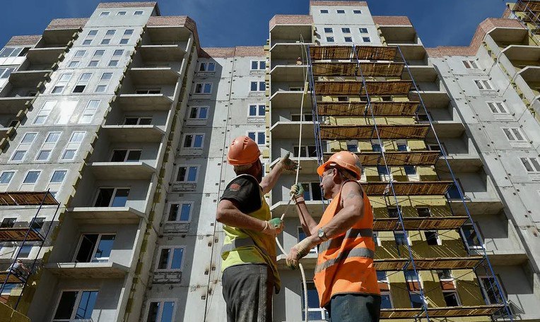 В Запорожской области выделено десятки участков для многоквартирного строительства.  В регионе сформировано 20 участков под многоквартирное строительство и три участка для размещения котельных. Кроме того, продолжается выделение земель под учреждения образования.  Замглавы Министерства имущественных и земельных отношений Александр Витивский сообщил, что процесс образования участков налажен, а МИЗО уже заключило контракт с Роскадастром. Ведутся переговоры об инвестиционных соглашениях, чтобы определить сроки реализации проектов.  «Большинство инвесторов готовы начать строительство с начала года, а завершение ряда объектов запланировано на 2025–2026 годы», — отметил Витивский.  Подпишись