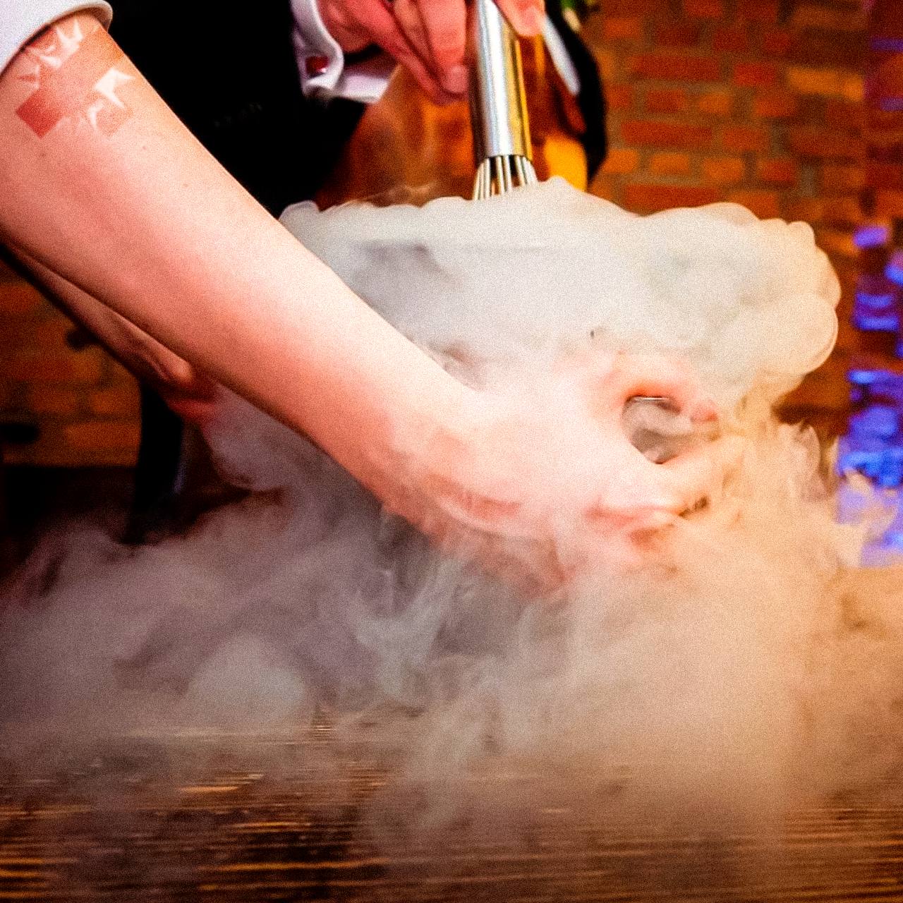 Коктейль с жидким азотом разорвал желудок москвичу на корпоративе Экзотический напиток на новогоднем корпоративе обернулся экстренной госпитализацией По правилам безопасности такой коктейль можно было пить только после полного испарения паров азота но участники об этом не знали В итоге мужчине резко стало плохо его скрутило прямо на месте а желудок буквально разорвало В реанимации орган зашили пострадавшего удалось спасти жесть хорошо что выжил техника безопасности для слабаков НМШ