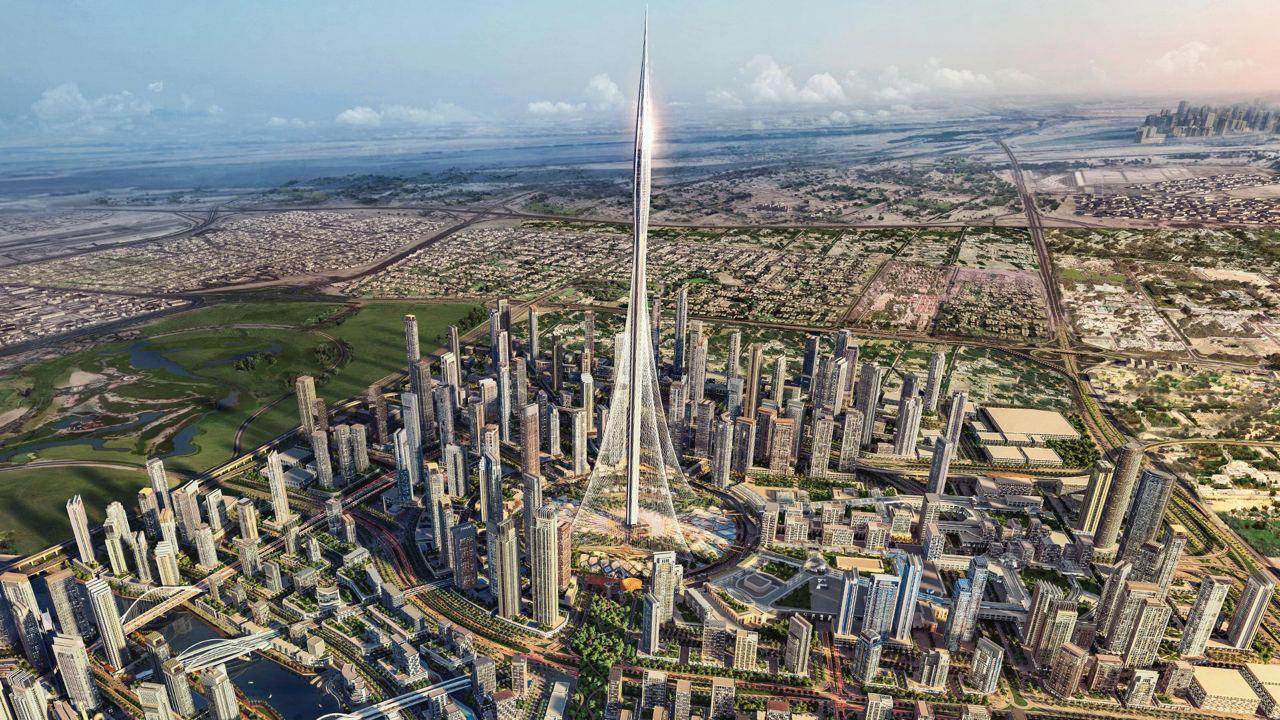 Проект Dubai Creek Tower готовят к перезапуску Основатель Emaar Мохаммед Алаббар сообщил что в ближайшие три месяца девелопер начнет принимать тендерные заявки на строительство переработанной версии башни Напомним изначально Dubai Creek Tower должен был превзойти Бурдж Халифа по высоте Однако позже проект поставили на паузу на несколько лет в том числе из за пересмотра концепции в период пандемии Затем власти объявили что новая башня не будет выше текущего рекордсмена После Бурдж Халифы одной только высоты недостаточно Важнее архитектурная выразительность и качество среды вокруг подчеркнул Мохаммед Алаббар Башня должна стать центральным элементом района Dubai Creek Harbour и будущего проекта Dubai Square масштабного комплекса с мега моллом открытие которого планируется в течение трех лет Ранние концепции Creek Tower включали смотровую площадку на 360 градусов вдохновленную Висячими садами Семирамиды а также кафе музей торговые пространства и закрытый зал для мероприятий