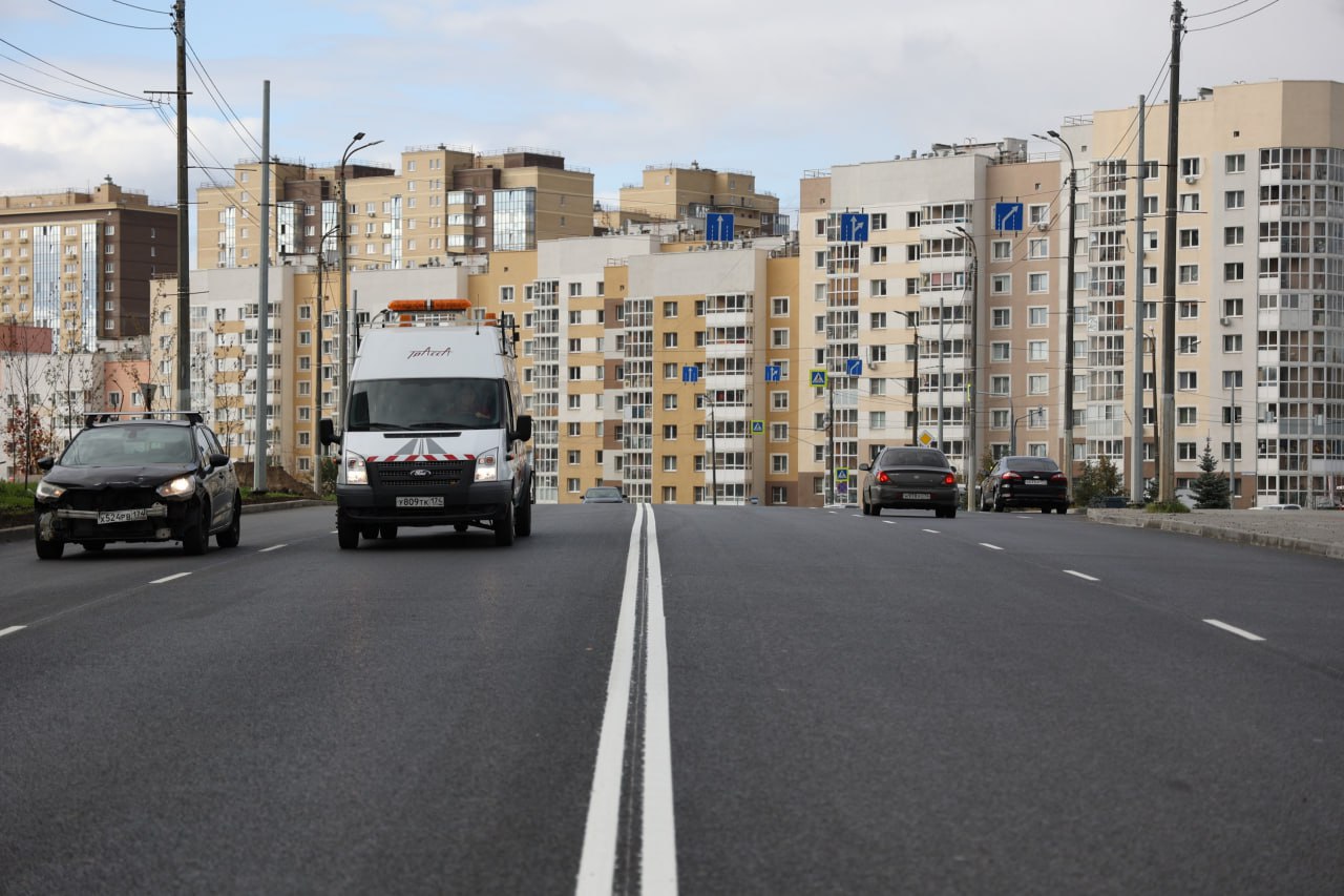 В Челябинске по губернаторскому проекту завершат ремонт 25 дорог   Ровное асфальтовое полотно появилось на нескольких десятках дорог, которые еще недавно считались неудобными и даже небезопасными для проезда. К началу осени ситуация изменилась. Часть улиц, где в этом сезоне планировался ремонт, полностью привели в порядок. А некоторые уже прошли приемку: среди них улица Мастеровая.   В свежий асфальт одели проезжую часть на улицах Труда, Восьмого Марта, Художника Русакова, 2-Щербаковской, 1-й Потребительской, Кудрина, Кронштадтской, в переулке 8-й Целинный. Отремонтировали Троицкий тракт от улицы Рылеева до путепровода по Дарвина и проспект Ленина от Цвиллинга до Лесопарковой.  — Готовятся к сдаче еще 25 объектов, где в этом сезоне по проекту «Дорожный рывок» выполнен ремонт или завершено строительство. Среди них улицы Сталеваров, Салтыкова, Грузовая, Рязанская, Комсомольская, Южный Бульвар, Крамского, Миасская и другие, — уточняли в мэрии.